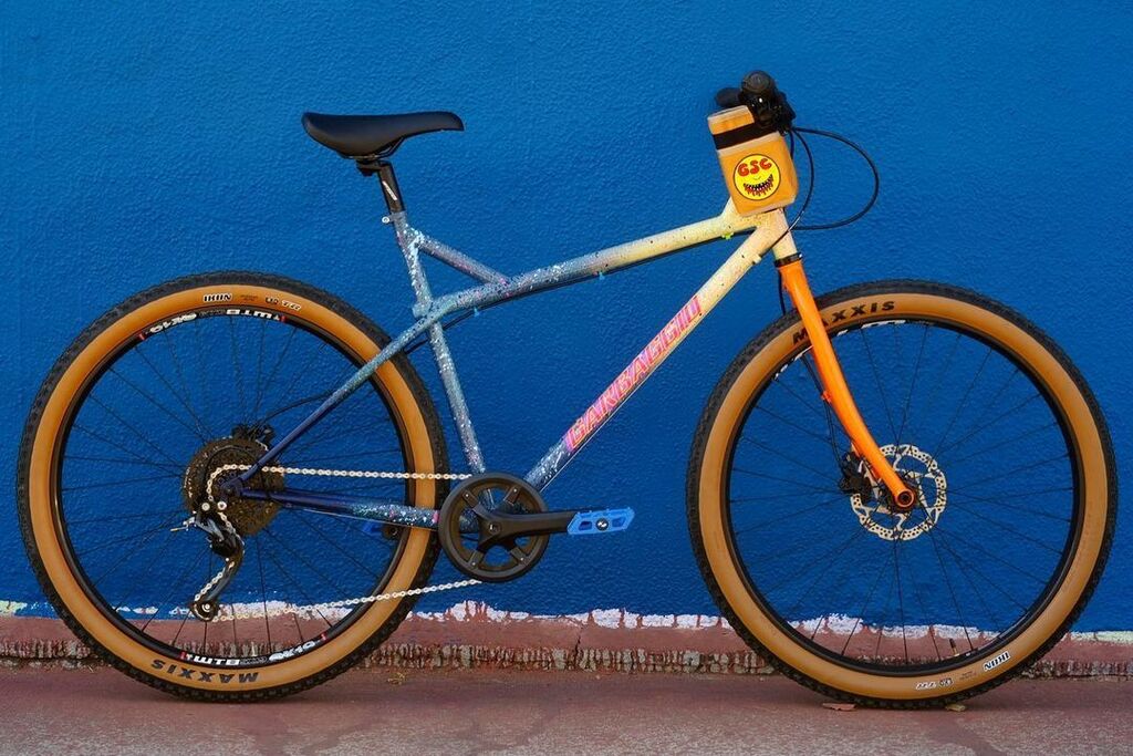 OuterShellAdven's tweet photo. RIP GSC. Came across this stylin' build from @goldensaddlecyclery with the custom bag we made for them and couldn't resist resharing. We miss you!! Although you can't get the patch anymore, we do have Marigold Stem Caddys back in stock!
.
.
.
#outershell #simworks #bikebag … https://t.co/mEDBYzQCR7