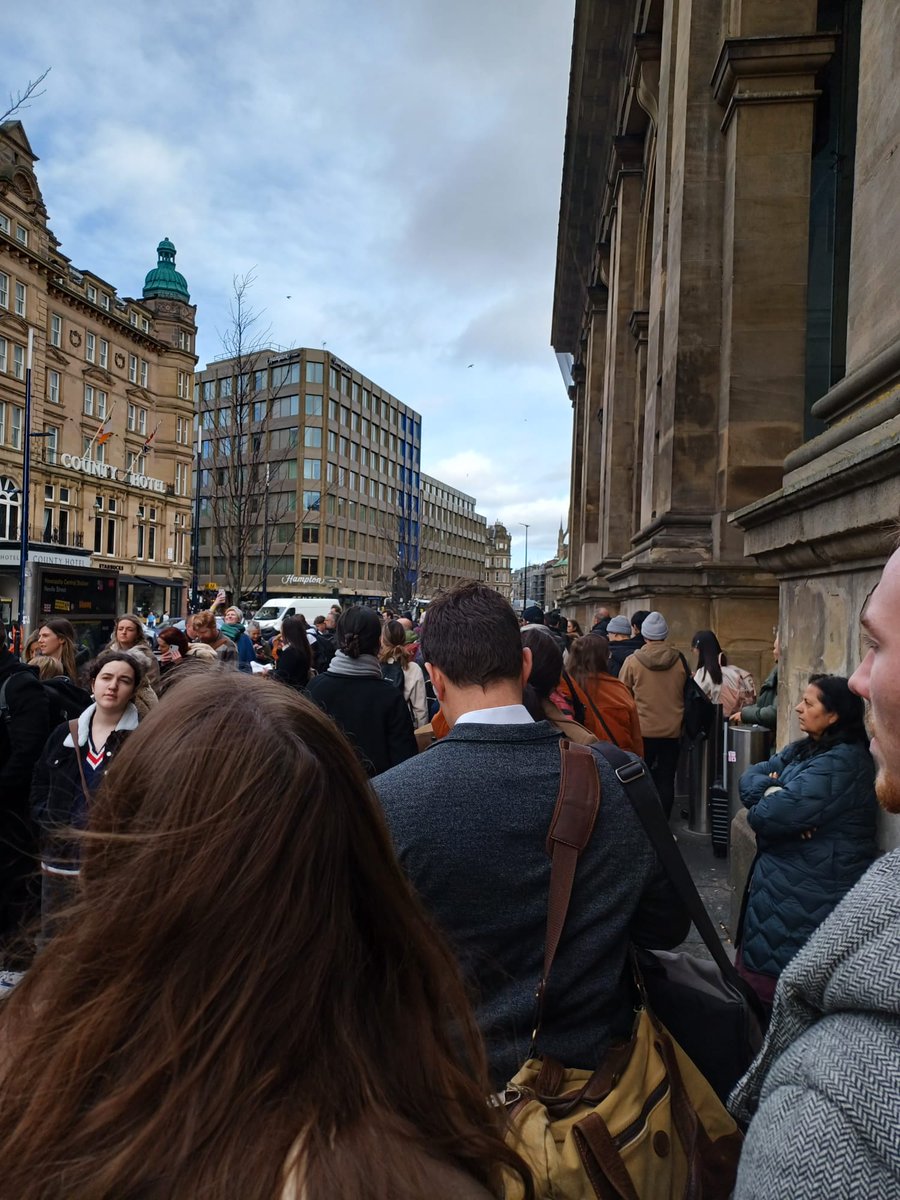 <a href="/LNER/">London North Eastern Railway</a> my sister <a href="/ShonaC1963/">Shona Clelland</a> is at  #Newcastlestation on way to #Edinburgh signalling issues #lackofstaff #noinformation large queues for a coach. Come on @lner you can do better