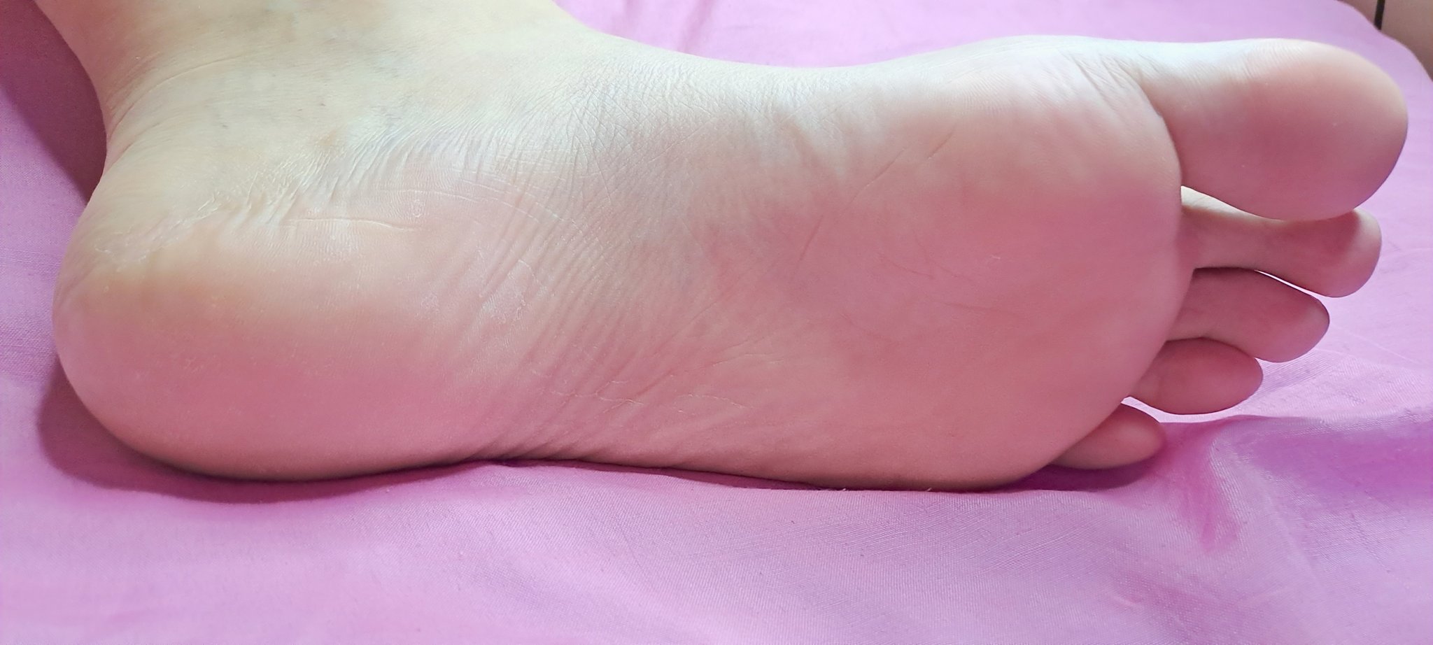 2 pic. Piecitos ? ricos para chuparlos 
Se mi esclavo y lame mis pies ?

#feet #feetpicsforsales #feetfethish