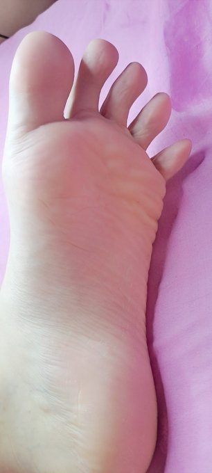 3 pic. Piecitos ? ricos para chuparlos 
Se mi esclavo y lame mis pies ?

#feet #feetpicsforsales #feetfethish