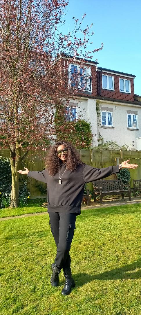 Back to London
 #coumbagawlo #ladivaalavoixdor# numéroundepuis30ans#linternationale