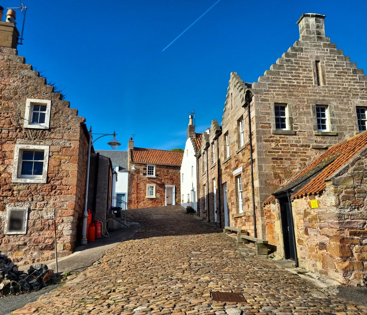 A step back in time it seems in the beautiful village of Crail in Fife - happy new week friends 
#ScotlandisNow #StormHour #photography #photooftheday #landscape #OutAndAboutScotland #landscapephotography 
<a href="/VisitScotland/">VisitScotland</a> <a href="/ScotsMagazine/">ScotsMagazine</a> #friends #PhotoHour #stvsnaps #beautiful