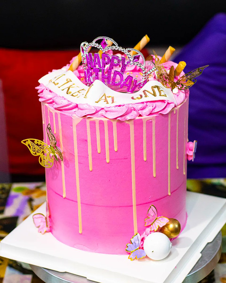 klassic_bites's tweet photo. We made this beautiful cake to Crown the 1st birthday of a little Princess.😍😋
#linkup for all your yummy treats on 0555077589
Klassic Bites …feel the taste in every bite!🥰
#birthday #newpost #cake #pastrychef #cakedecorating #tbt #cakes #ghanacakes #roundcakes Ghana https://t.co/gmGfwdw8VV