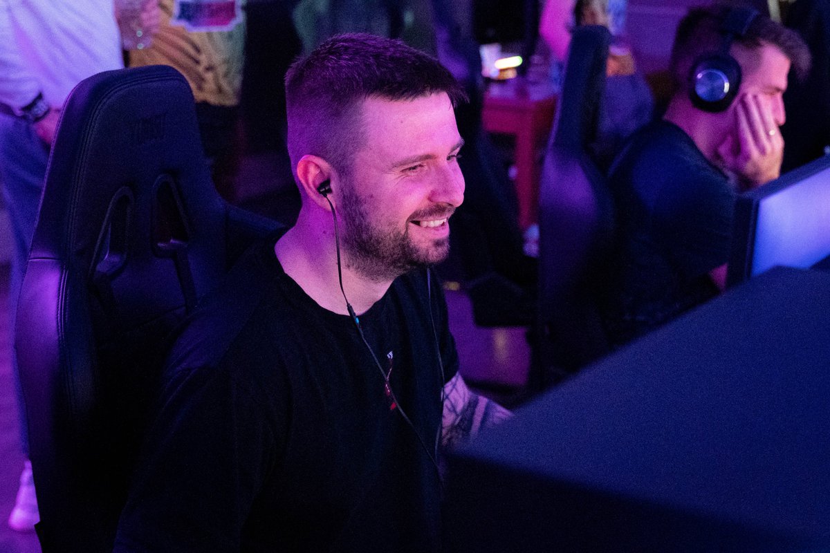 filqqq's tweet photo. Panie i panowie... Emeritos Banditos w PRAWIE pełnym składzie! (sorry Pevor, limit 4 zdjęć na post 🫤)
@paszaBiceps @izaklive @PagowskiMateusz @inetsaju #pashagamingcamp18 #pgc18 https://t.co/t0AJ7xilaD