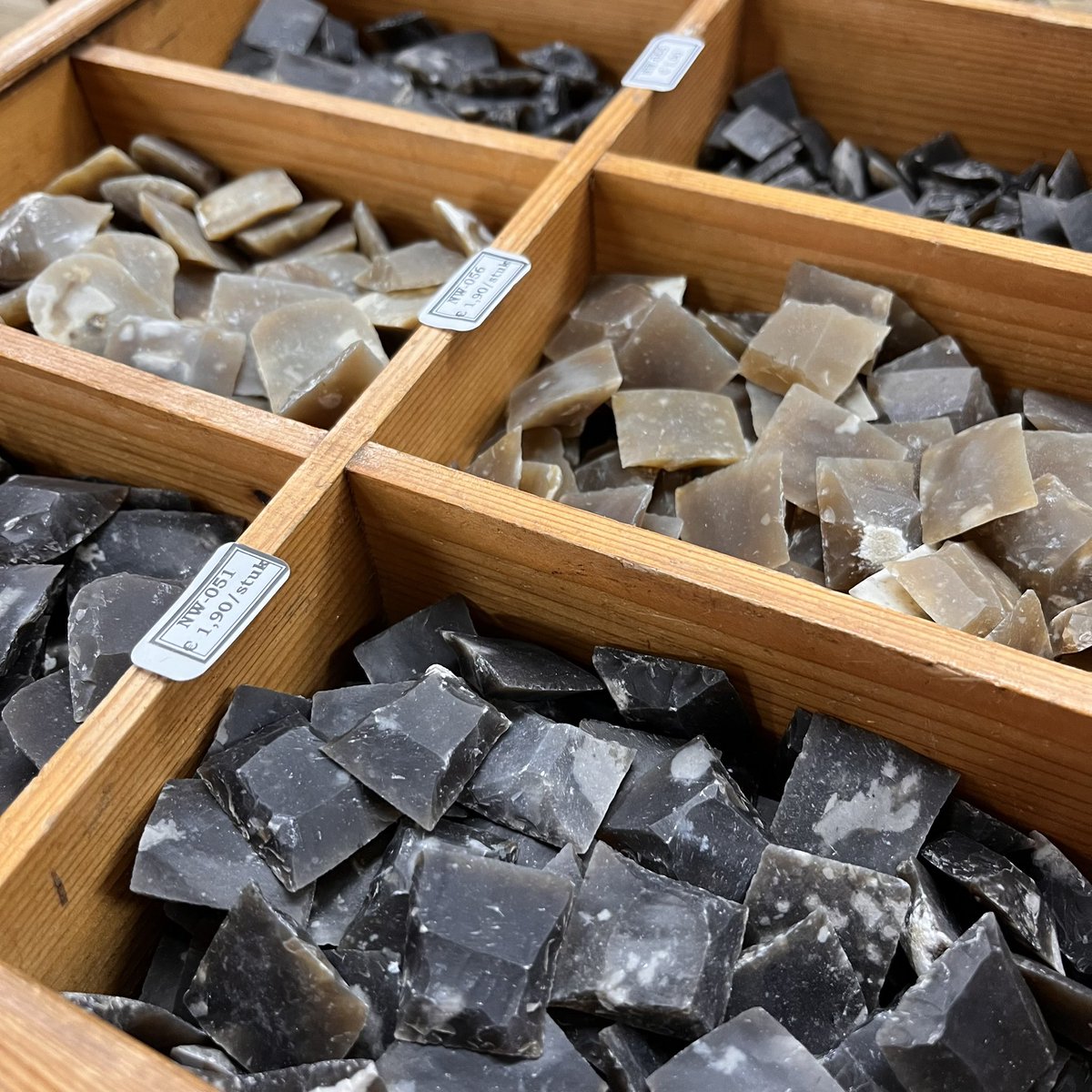 New stock of musket flints 

#flint #reenactment