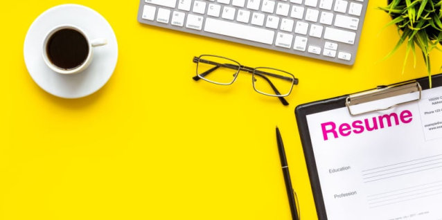 Social_Sarah11's tweet photo. What is the best #resume format for you? It depends on a number of factors. Here are the pros and cons of four different resume formats. #jobsearch https://t.co/UfsmWPtJsf https://t.co/gusn87WrG4