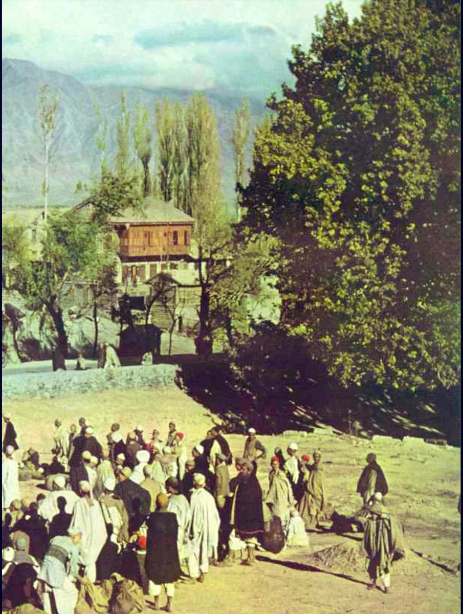 khawar_achakzai's tweet photo. From @NatGeo Magazine, 1948. 
The Saffron fields of Pampore. https://t.co/vw59c1WuKd