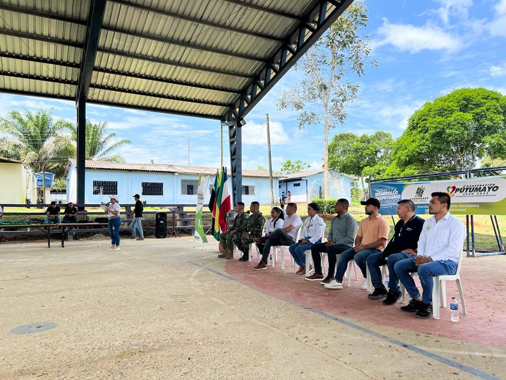 Alcaldiadeleg's tweet photo. Junto a la @gobputumayo y el Representante a la Cámara @CancimanceL, acompañamos la entrega de títulos adelantada por la @AgenciaTierras en el corregimiento de Puerto Ospina. 

102 familias del sector rural del municipio reciben sus títulos y obtienen la legalidad de sus predios. https://t.co/Y4S1pi6CmL
