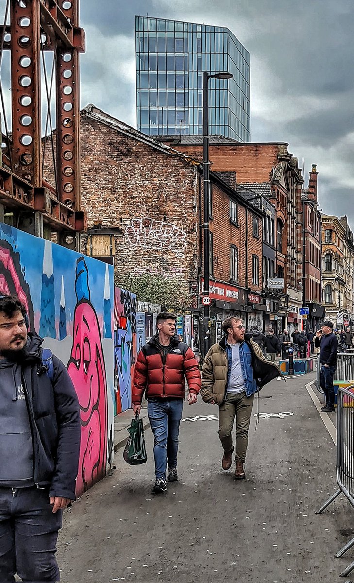Summat's goin' on o'er theer
#streetphotography #streetphoto
#northernquarter #Manchester #galaxys20