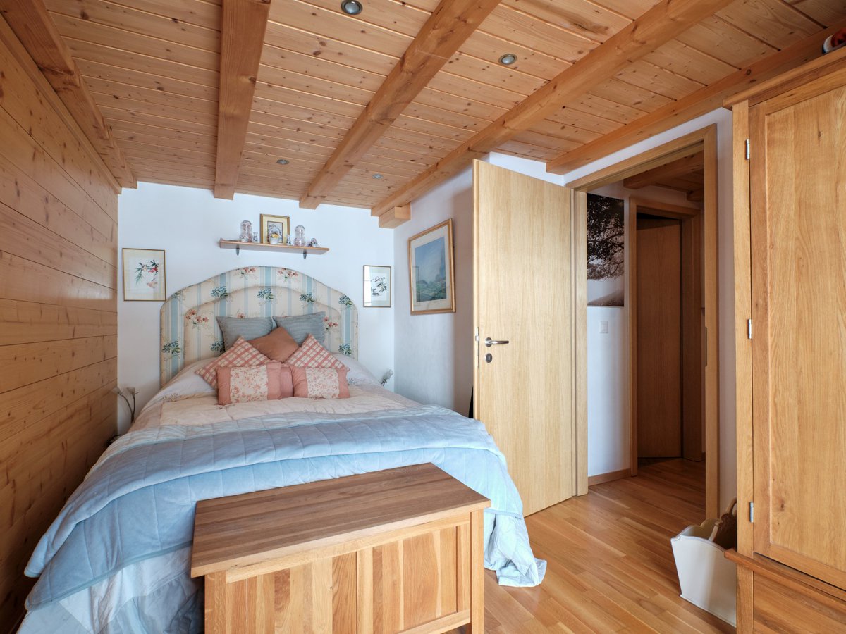Chalet_Finder's tweet photo. Chalet Belvoir radiates feelings of warmth and cosiness. The spacious living area comes complete with a large corner sofa and dining space for 11; a beautiful log fire and fur blankets to keep you toasty!

#chalet #ski #Switzerland 

See more at: https://t.co/pkwFrZZ6Rk https://t.co/QXFCl6HBHB