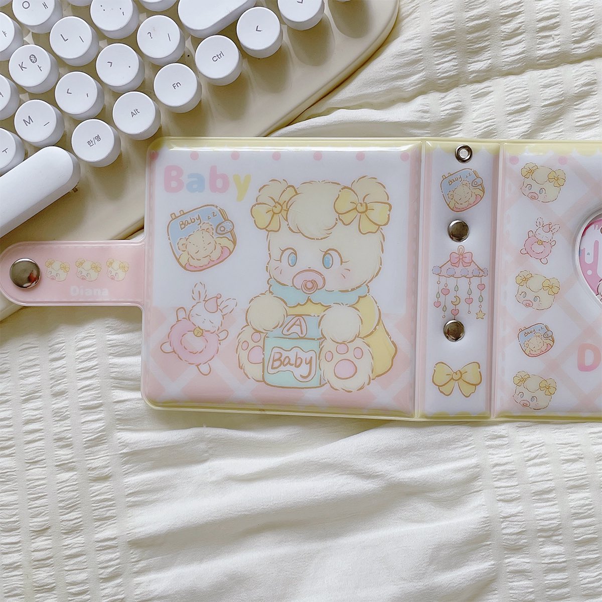 tiantianshop's tweet photo. ꒰ #prewithtian ꒱

🫧แฟ้มเก็บการ์ดลาย baby (5) - แถมพวงกุญแจ

280 บาท (มัดจำ 150)

🚚ส่ง 40/60 - สั่งกี่รายการก็ค่าส่งเท่านี้น้า
🥯นัดรับ BTS สยาม/ราชเทวี/บางหว้า, MBK

#เฟรมการ์ด #ตลาดนัดเฟรมการ์ด #แฟ้มการ์ด #แฟ้มเก็บการ์ด #collectbook #พรีออเดอร์จีน #พรีออเดอร์ https://t.co/ccoSYNOIql