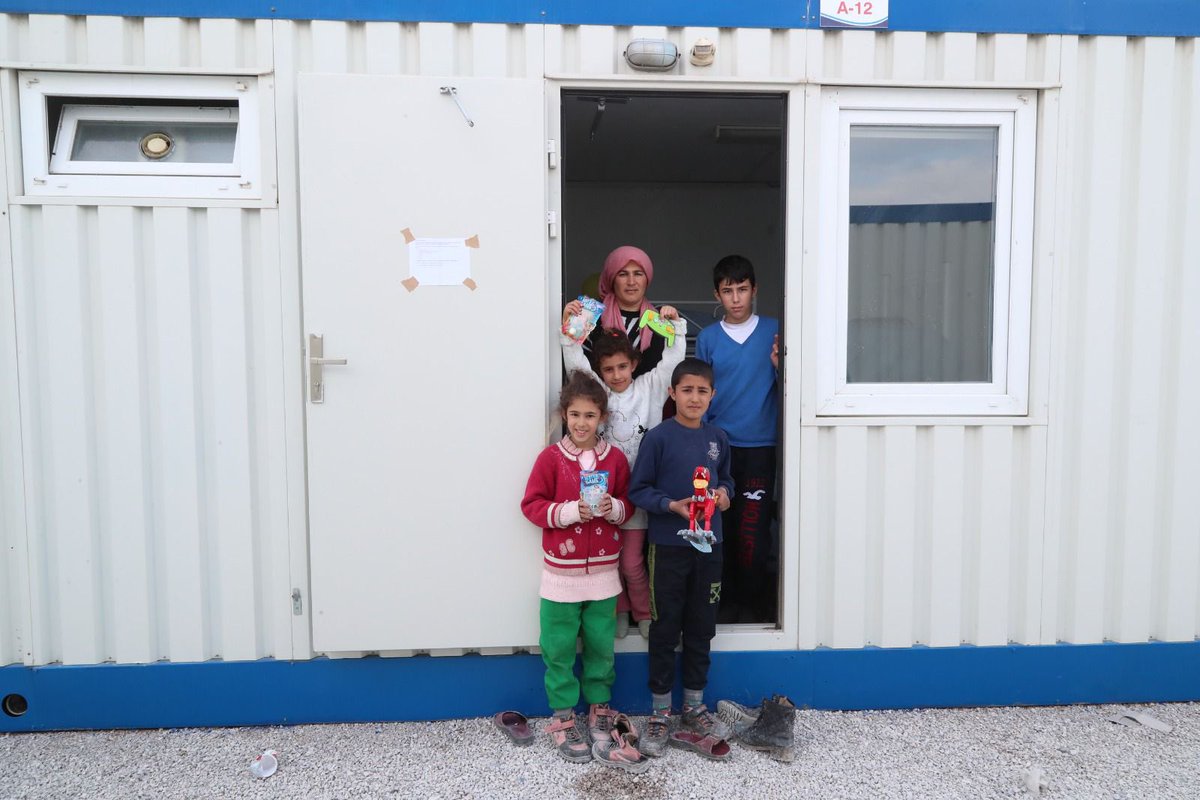zafersahin06's tweet photo. Şu süreçte ve bundan sonrasında laf değil icraat önemli…
Kalyon Holding, Gaziantep-İslahiye’de yapımına 12 gün önce, 52 bin metrekarelik alanda başladığı 3 bin kişilik Konteyner Kent���i rekor bir sürede tamamlamış. Budur���
 https://t.co/6Xe0z5k2oJ