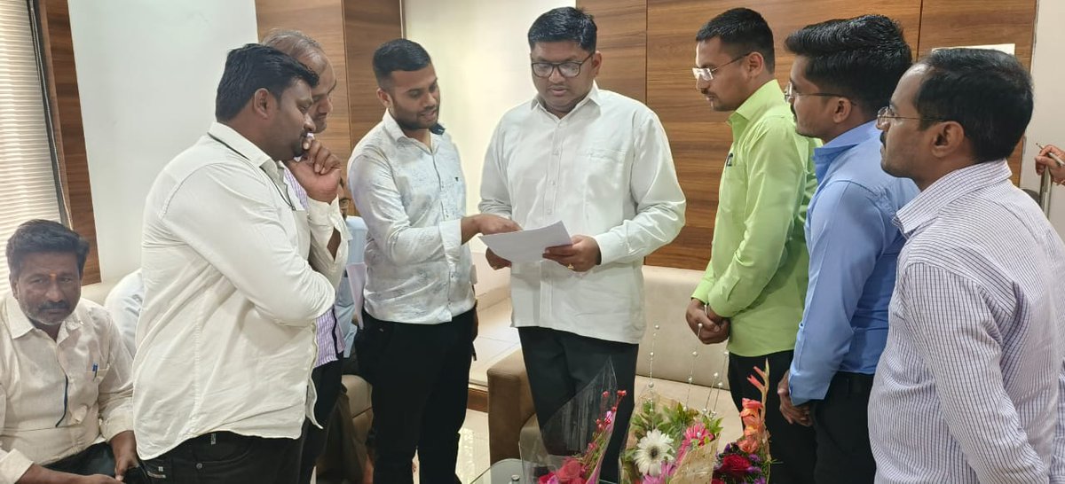 आज दिवसभर राहुरी येथील राष्ट्रवादी काँग्रेस पक्षाच्या जनसंपर्क कार्यालयात बसून लोकांच्या समस्या जाणून घेतल्या. इथे येणारा प्रत्येक व्यक्ती आपली पक्ष, जात, धर्म यापलीकडे जाऊन समस्या घेऊन येतो. त्यामुळे त्यांच्या समस्येचे निराकरण करणे यात खरे समाधान दडलेले आहे.
