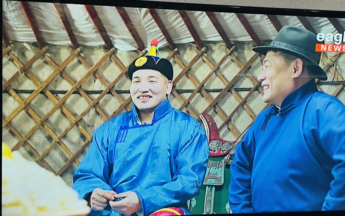 Улсын Ерөнхий сайд нь баяр болгоноор энтертайнмент нэвтрүүлэг хөтлөөд юу ч гэсэн үг юм😠
Бодлого тодорхойлох ёстой байтал ингээд сууж бдг. 
Өргөн хэрэглээний барааны үнэ хэд дахин нэмэгдэж,иргэдийн амьдрал улам туйлдаж бхд ЗГ-ын тэргүүн ингээд сууж байдаг😠
Юу ч хүлээхэв дээ😖