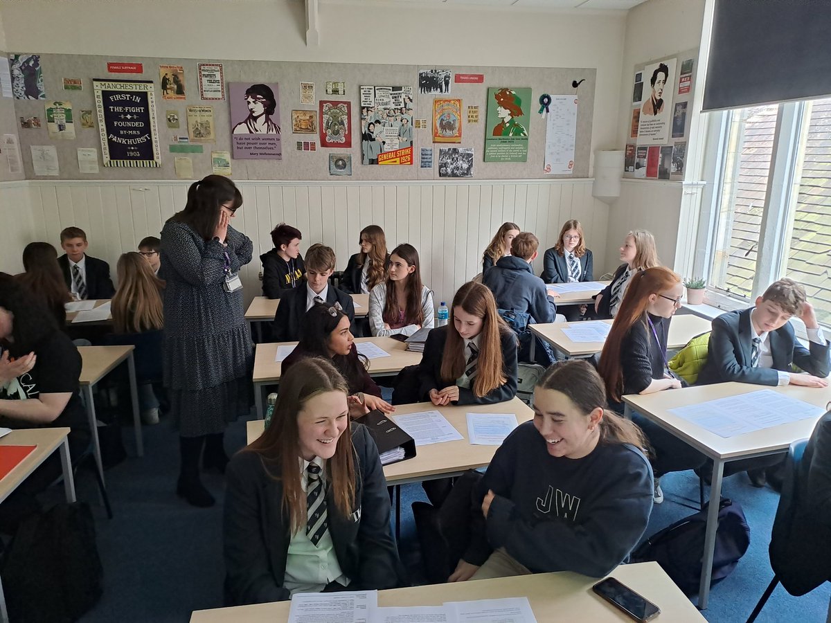 CollyersHistory's tweet photo. Great session today with @tanbridgehouse Year 10 History Students being introduced to History A level @CollyersHorsham. Huge thanks to our wonderful first and second year History Mentors! https://t.co/bqogtVnsMf
