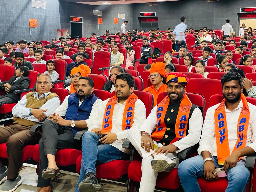 harish_sharma1's tweet photo. भीलवाड़ा अभाविप ने  'युवा शंखनाद ' जिला सम्मेलन का आयोजन किया गया जिसमें राष्ट्रीय मंत्री हूश्यार मीणा जी की विशेष उपस्थिति रही ,���िलेभर से विद्यार्थियों ने सम्मेलन में उत्साह से भाग लिया और वर्तमान शैक्षणिक तथा सामाजिक परिदृश्य पर चर्चा कर प्रस्ताव पारित किए।

#RashtraShakti75 https://t.co/cFDUmGbLMb