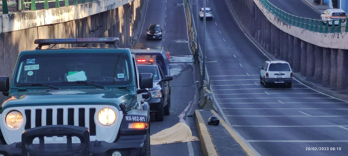 Un motociclista murió aparentemente tras derrapar por una coladera en mal estado en el bajo puente de Alta Tensión, col. Las Águilas, alcaldía Álvaro Obregón.

<a href="/252COMS/">252COMS AGENCIAS&ESTRATEGIAS</a> <a href="/87punto3/">@87PUNTO3 ᴴᴰ 📻🚩</a> <a href="/GaboOrtega73/">Gabriel Ortega</a> <a href="/OMAR_PATINO/">Omar Patiño</a> <a href="/jgcisneros08/">Cisneros08</a>