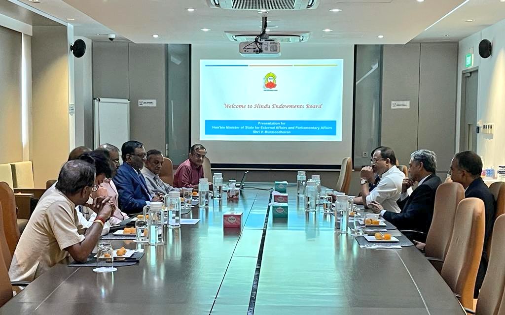MOS_MEA's tweet photo. Met members of Hindu Endowments Board in Singapore. Happy to note the significant roles played by temples in Singapore in connecting communities and upholding the traditions and values. https://t.co/N0W7pxSzQ2