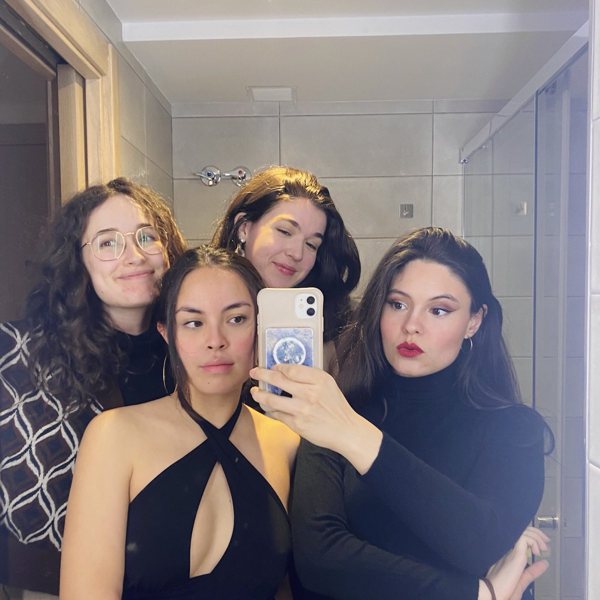 silvanabrionees's tweet image. Podría decirse que nos cuidamos mucho, en todos los sentidos