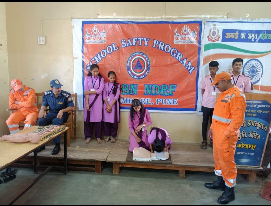 05NDRF's tweet photo. #AmritMahotsav
#ndrf_india
5 NDRF conducted #Community_Awareness and #school_safety_program at Maharashtra High School & Junior College, Kolhapur and New English Medium School, Nashik, Maharashtra.
@ndmaindia
@NDRFHQ
@ANI
@PIBMumbai https://t.co/v0lnkiOODn