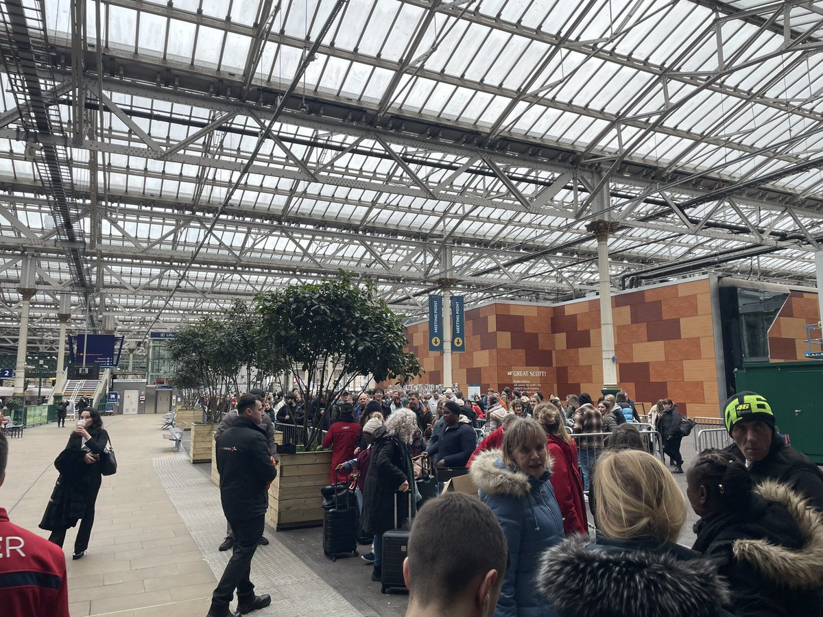 Gareth_Davies09's tweet photo. Farcical scenes at Edinburgh Waverley. Largest queue I’ve ever seen at a train station. Not sure what’s going on but told by staff if I want any hope of going south today then I should join the back ASAP. Now we’re all in a line being given wristbands https://t.co/kDsRyLSNbI