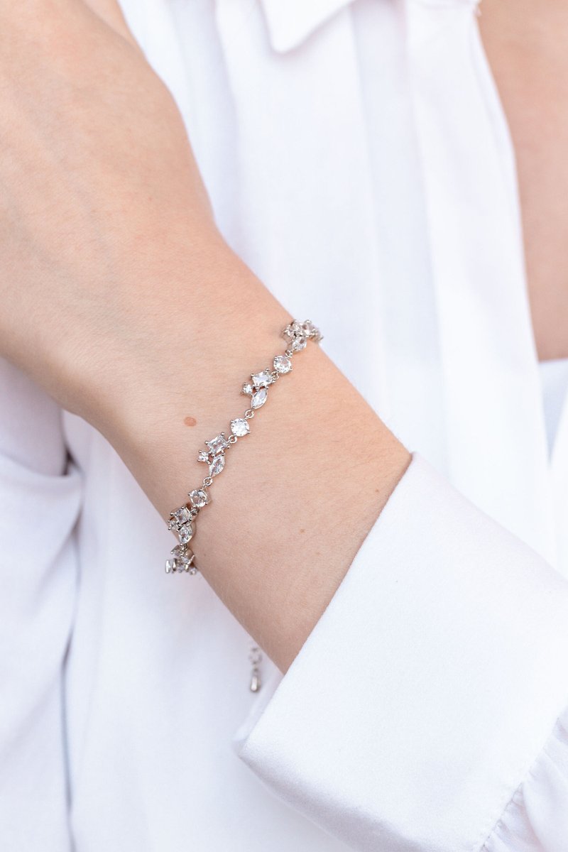 TimelessLook_'s tweet image. The perfect accessory for your special day?

#weddingjewellery #bridaljewellery  #glambride #winterwedding #specialoccasionwear #datenightoutfit #custobracelet #statementjewelry  #valentinesdayjewelry #luxestyle #bridesmaidoutfit