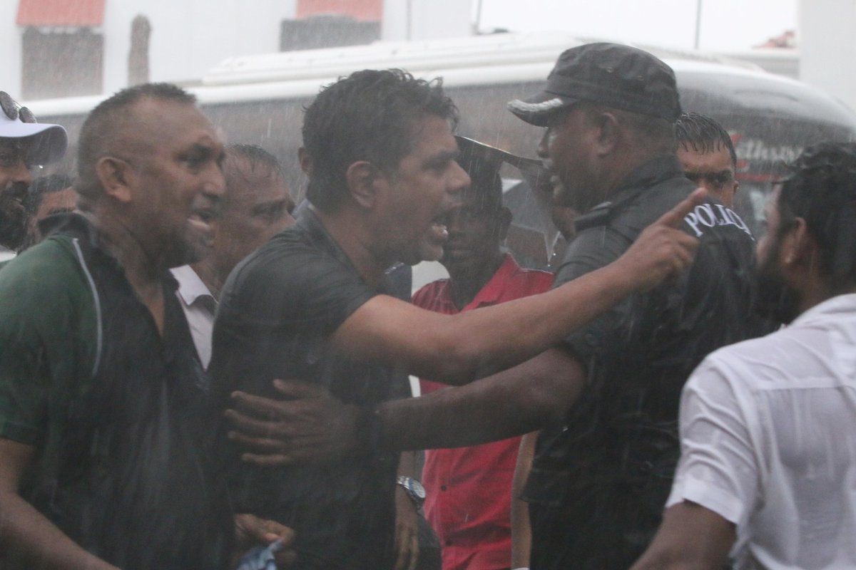 ඡන්දය ඉල්ලා කොළඹට ආ සජබට පොලිසිය ජල ප්‍රහාරක හා කදුලුගෑස් වලින් උත්තර දෙයි..
''මේ නැගිටීම අපි නවත්වන්නේ ඡන්දය අරගෙන තමයි'' 
#SJB #SajithPremadasa #lka #SriLanka #SLnews #News