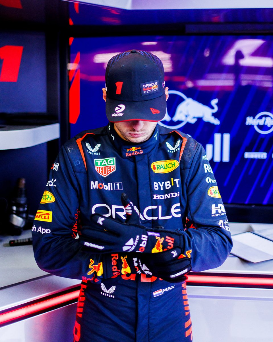 F1Tornello's tweet photo. Ya casi no queda espacio en el buzo/nomex para tantas publicidades, campeón. Y falta la de la cerveza holandesa que lo acaba de contratar como embajador 🍺 https://t.co/2DR2uyjgWl