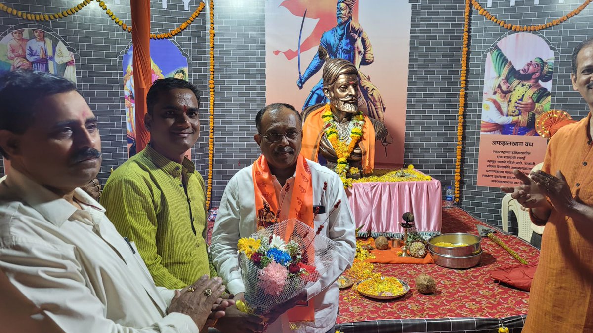 हे हिंदु-नृसिंहा प्रभो शिवाजीराजा !

मुंबई भाजपा प्रभारी आ.<a href="/BhatkhalkarA/">Atul Bhatkhalkar</a> जी यांनी प्रभाग क्र. 24 येथे महाराजांच्या पुतळ्यास पुष्पहार अर्पण करत पूजन केले. यावेळी उत्तर मुंबईचे जिल्हाध्यक्ष <a href="/GaneshKhankar/">Ganesh Khankar</a> 
जी ,पदाधिकारी ,कार्यकर्ते उपस्थित होते. 

#Shivjayanti2023