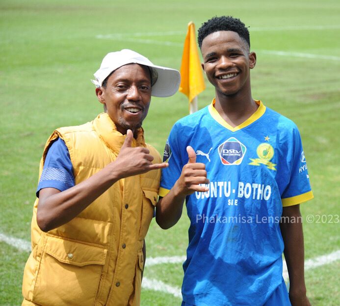thamster7's tweet photo. Family of @blackpoisonfc π₯π₯π₯
One kasi π€πΎπ€πΎ
One s'gelaππΎπ
One team π€π€ #Haliphirimi
One industry β½οΈβ½οΈ
Pusha @Bhajo6 ππΎπ₯
πΈ @pakendof ππΎππΎ https://t.co/thaHOGZvky