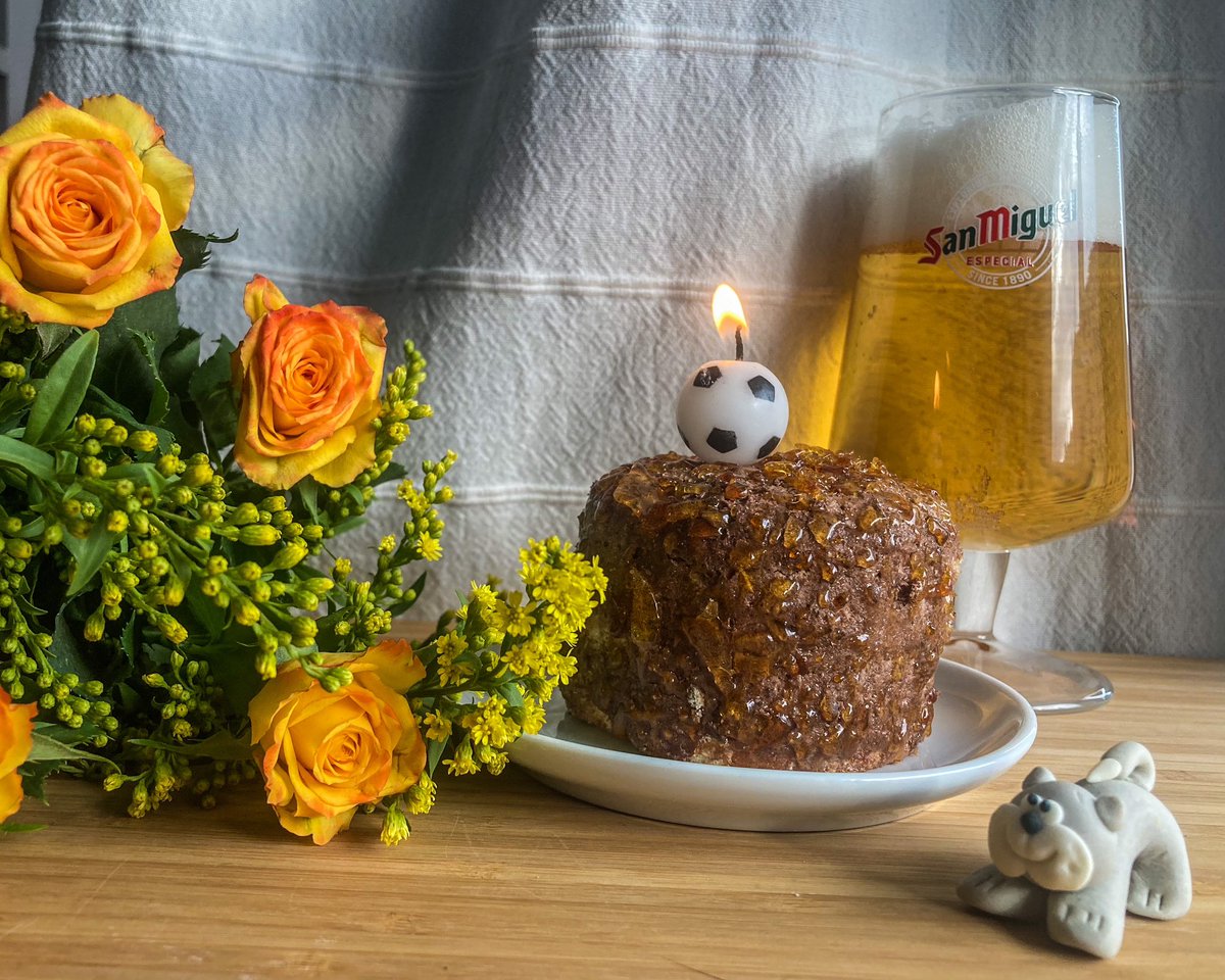 DetteSzilagyi's tweet photo. 🎂🍻
#mybrithday
#cheers #doboscake https://t.co/Q46w8suai5