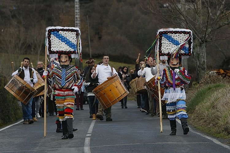 SabiasGalicia's tweet photo. Sabías que os Boteiros son os protagonistas do #Entroido de Vilariño de Conso. En cada aldea do concello existe un Fulión en uns boteiros que bailan ao seu son, e con diferentes tipos de caretas segundo o lugar do concello do que proceden. #Galicia https://t.co/xqTlv2l8OO