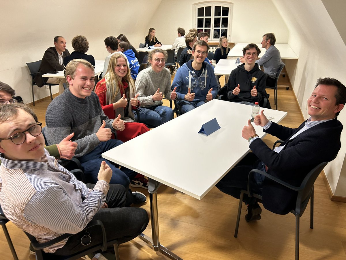 slk8500's tweet photo. Full house!
80 studenten geneeskunde @KULeuvenKulak hadden vanavond een date met 25 artsen @azgroeninge.
And… we have a match! //@BeMSA_Belguim @med_fac #BEMSA #Kortrijk #ziekenhuis #artsen https://t.co/Z2AONa0Z77