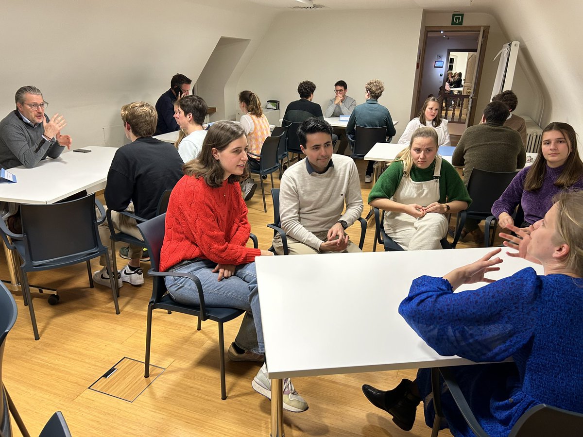 slk8500's tweet photo. Full house!
80 studenten geneeskunde @KULeuvenKulak hadden vanavond een date met 25 artsen @azgroeninge.
And… we have a match! //@BeMSA_Belguim @med_fac #BEMSA #Kortrijk #ziekenhuis #artsen https://t.co/Z2AONa0Z77
