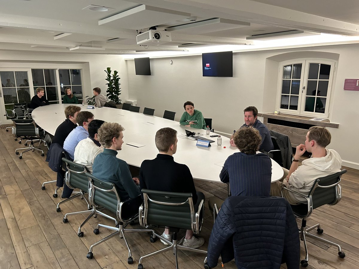 slk8500's tweet photo. Full house!
80 studenten geneeskunde @KULeuvenKulak hadden vanavond een date met 25 artsen @azgroeninge.
And… we have a match! //@BeMSA_Belguim @med_fac #BEMSA #Kortrijk #ziekenhuis #artsen https://t.co/Z2AONa0Z77