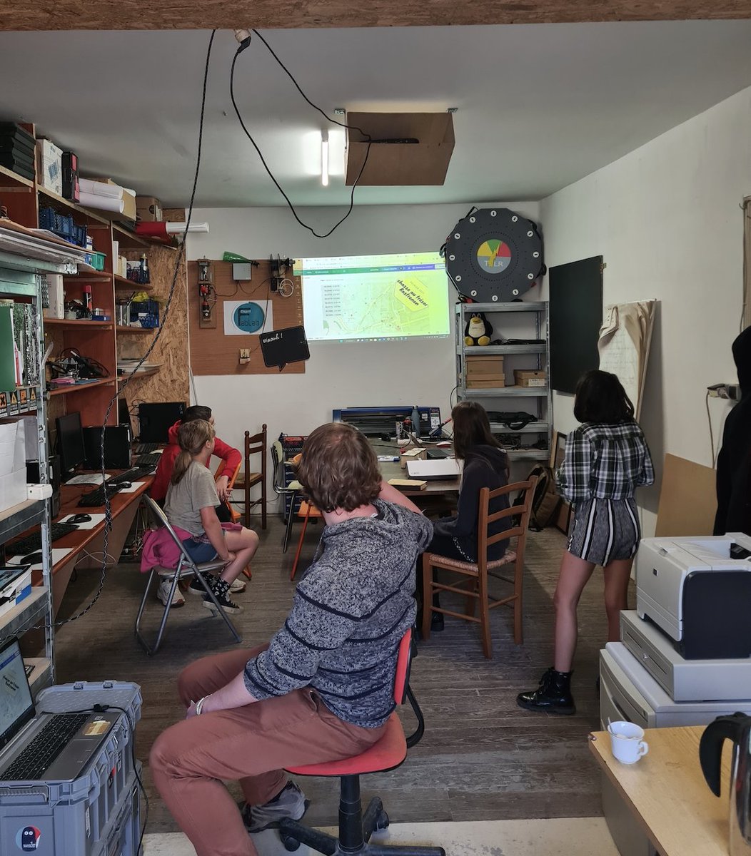 la semaine dernière a eu lieu un stage numérique pour des 12-15 ans à Rostrenen sur la fabrication d'une course d'orientation numérique. Cette semaine, on reprend le même thème pour des 8-11 ans. Au Fab Lab et avec "esprit Fab Lab"