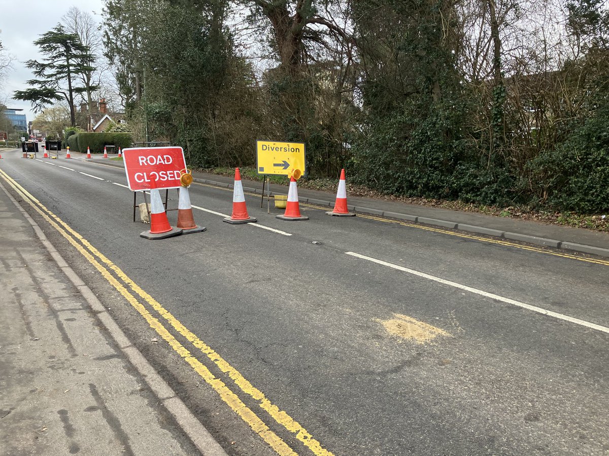 AcreCEO's tweet photo. Can you explain this diversion sign ⁦@wokingcouncil⁩ ? https://t.co/1E0O50Z70L