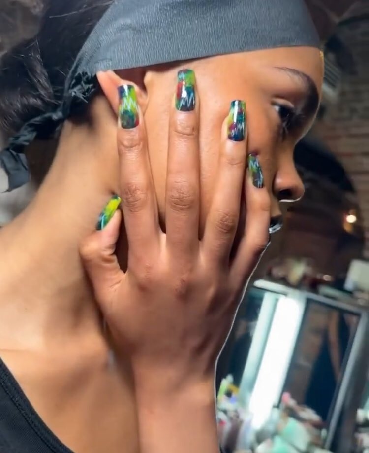 pleasingbyharry's tweet image. “What would the soundtrack to my life look like?”

 […] At the collection’s debut during London Fashion Week, nail artist @/ amaquashie created a series of patterned nail looks reminiscent of sound waves using a range of polishes from Pleasing.
 
Pleasing via instagram