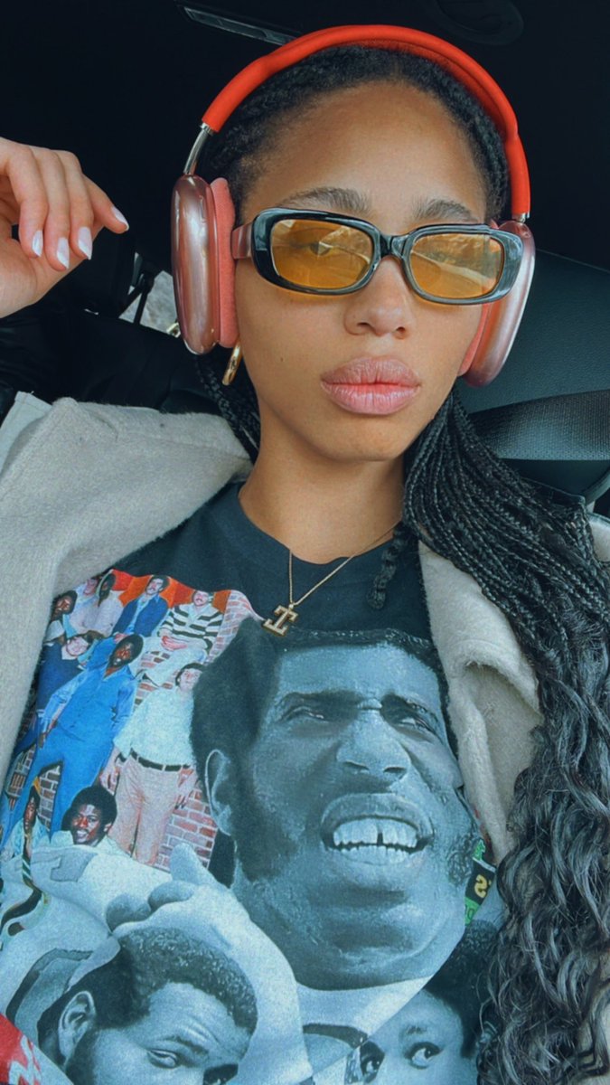 OMG_itsizzyb's tweet photo. made a Vintage Tee with my dads @NFL pictures. 

i wish i was a cool as him 🤩 https://t.co/JoKAmu3n7m