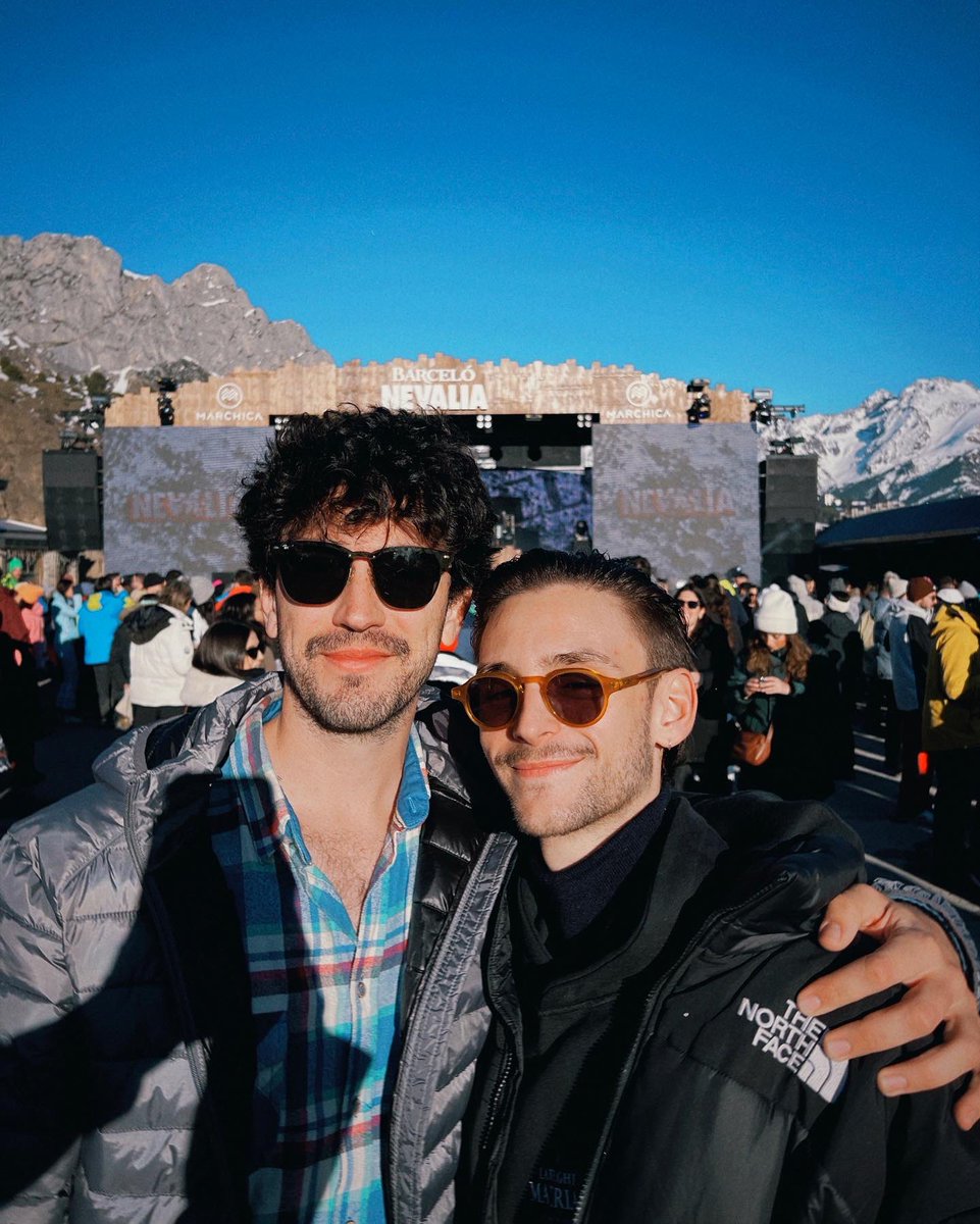 PILLAN a Josete de Cuéntame y a Alonsillo de Águila Roja de fiesta en la montaña!! 

La gente se sorprende de que ya no sean niños pequeños… Seguiremos informando.