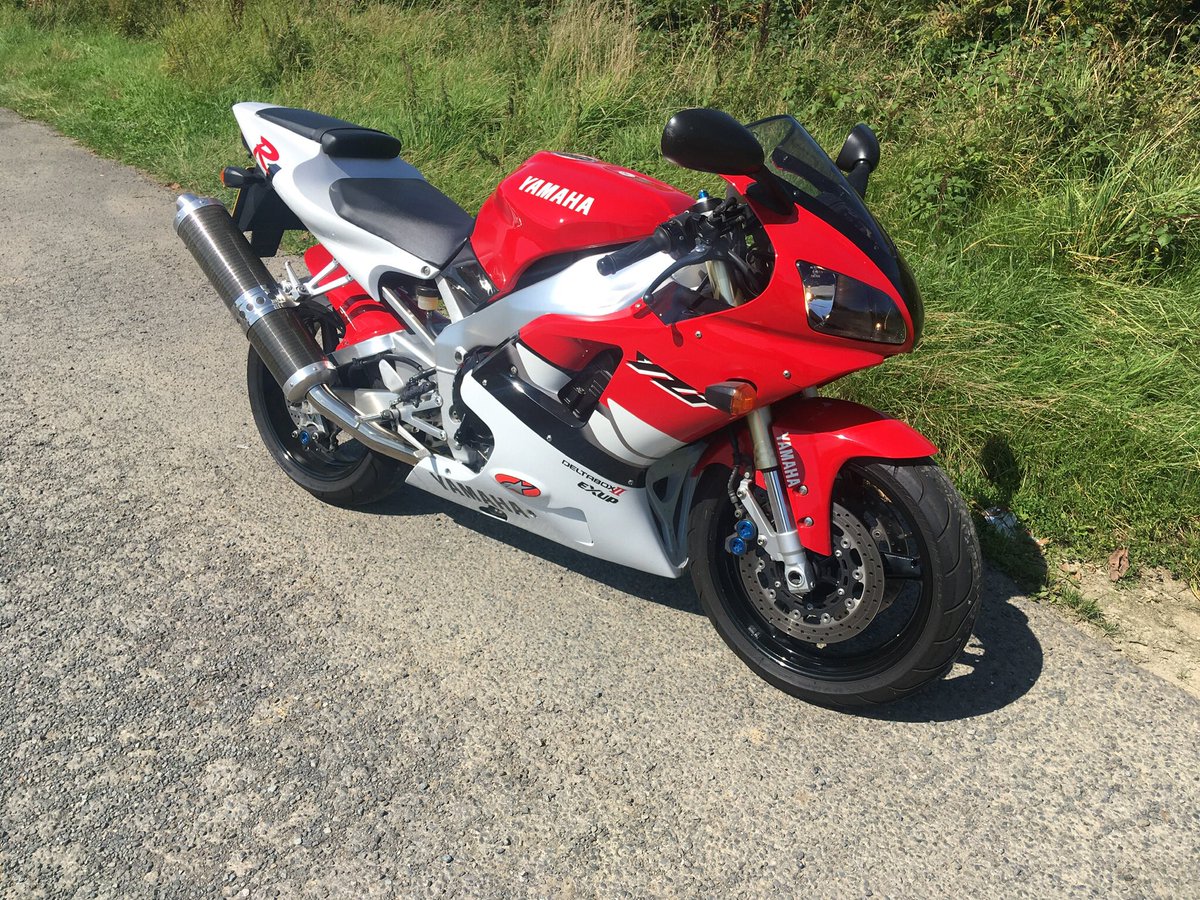 JohnPiper_Art's tweet photo. @photo_nc @visordown I see your Blade and raise you my R1 😜 https://t.co/e4mJ8cNd0K