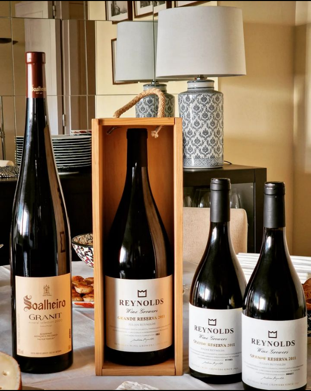 VivaoVinho's tweet photo. Julia Reynolds Grande Reserva 2011 Magnum e duas normais.
O vinho da magnum apresentava mais juventude. O das garrafas normais foi considerado mais "elegante".
Uma excelente experiência.
#lisboa #vinho #wine #vivaovinho #winetop #topwine #winetip #alentejo #vinhoalentejano https://t.co/D70ZkqFUQO