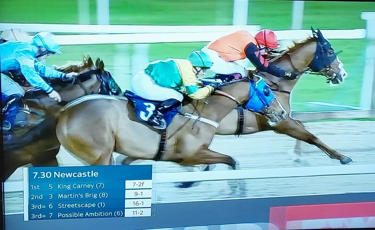 townend_alison's tweet image. Well worth hanging around @oismurphy 👏
The @RebeccaEMenzies trained King Carney ridden with patience flies through #flashoforange #anotherwinner 🤴