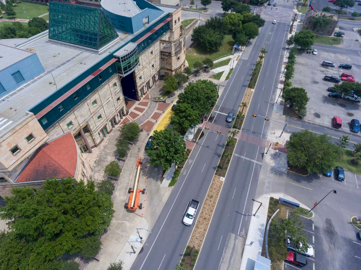 ilovesaclibrary's tweet photo. San Antonio professors introducing to students’ new pal: AI #ilovesaclibrary #library #books #satx #saclibrary https://t.co/0gm0cOb38e “Checkout” this book about writing essays at the SAC Library https://t.co/QVvj8mD8eh https://t.co/iAnZ50cmI1