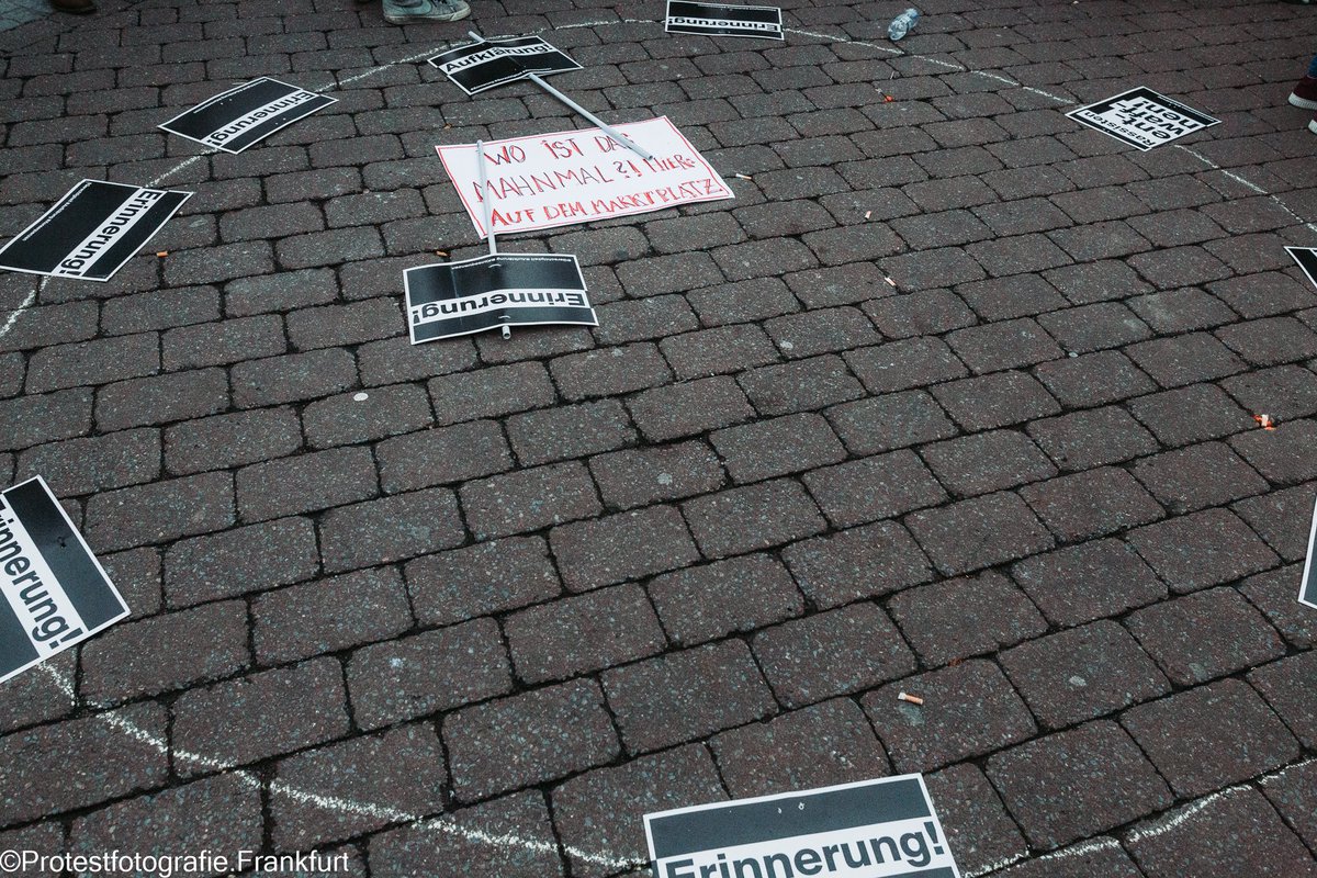 Tausende fanden sich gestern in Hanau auf dem Marktplatz ein, um  die Angehörigen der Opfer des 19. Februar in ihrem Kampf um Aufklärung, Gerechtigkeit, Konsequenzen und Erinnerung zu unterstützen. Meine Fotos vom Tag: instagram.com/p/Co5K4N1sFmG/… #hanau1902 #erinnernheißtverändern