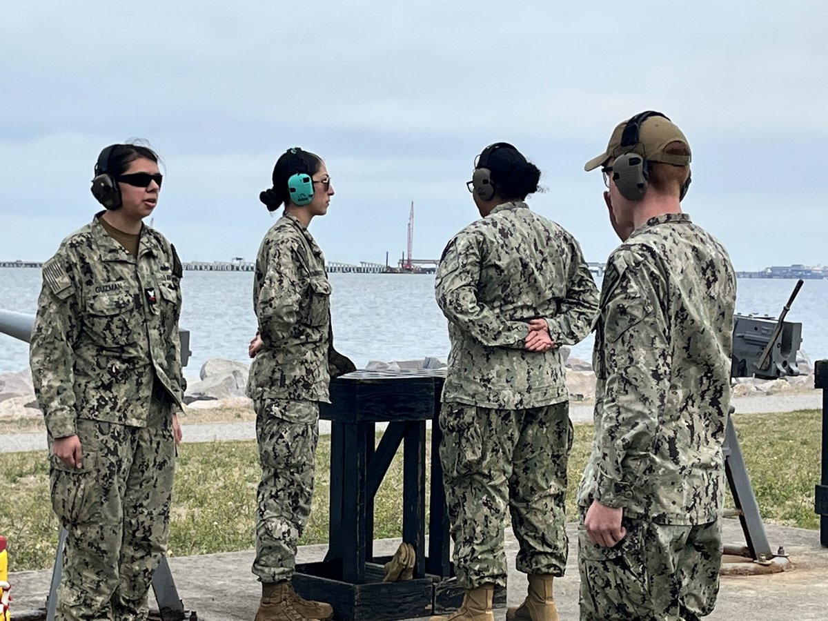 NAV_STA_NORFOLK's tweet photo. Gunnerโs Mates assigned to Naval Station Norfolkโs Security Forces commemorated Presidents Day with a 21-gun salute today at the installations Iowa Point.
#PresidentsDay2023
#anchoredinpride
#anchoredinpride https://t.co/Y5kSzgNjqs