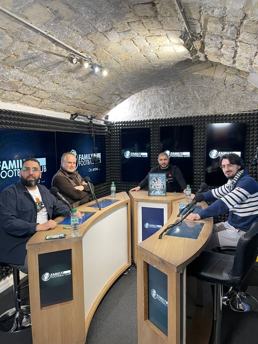 FamilyFootClub's tweet photo. 🚨Nous sommes en direct la family ! 🚨

👉 https://t.co/JDRiTr3Khn

@aminzaghiii @TheDzGunner @LouisMarieValin @Algerina_Jolie https://t.co/zyIVQmgotL