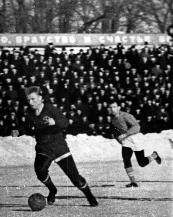 FootballBryansk's tweet photo. Winter football in Bryansk, 1963 https://t.co/qvQ0Fc0Noc