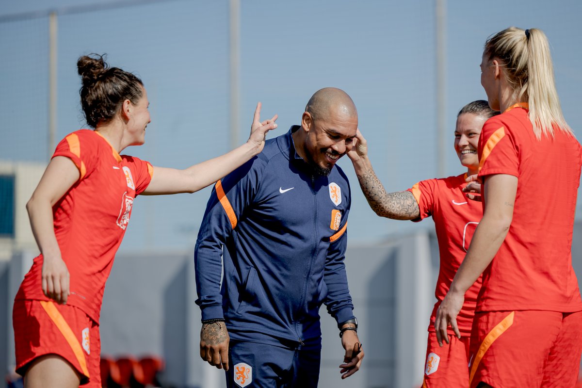 oranjevrouwen's tweet photo. Nice to meet you, @NDJ_Official! 👋😁 https://t.co/cJgzrBrug3