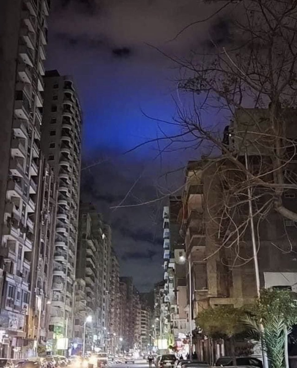 وصلتنى هذه الصور الان من بعض متابعينى فى الاسكندرية للسماء هناك الان وهم مندهشين من هذه العلامات فى السماء…